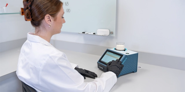 ColorFlex L2 measuring milk