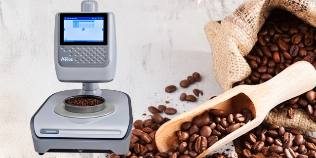 Aeros measuring coffee beans