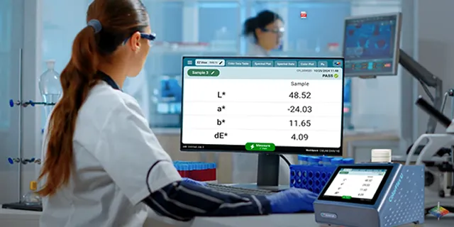 person using the ColorFlex L2 from HunterLab